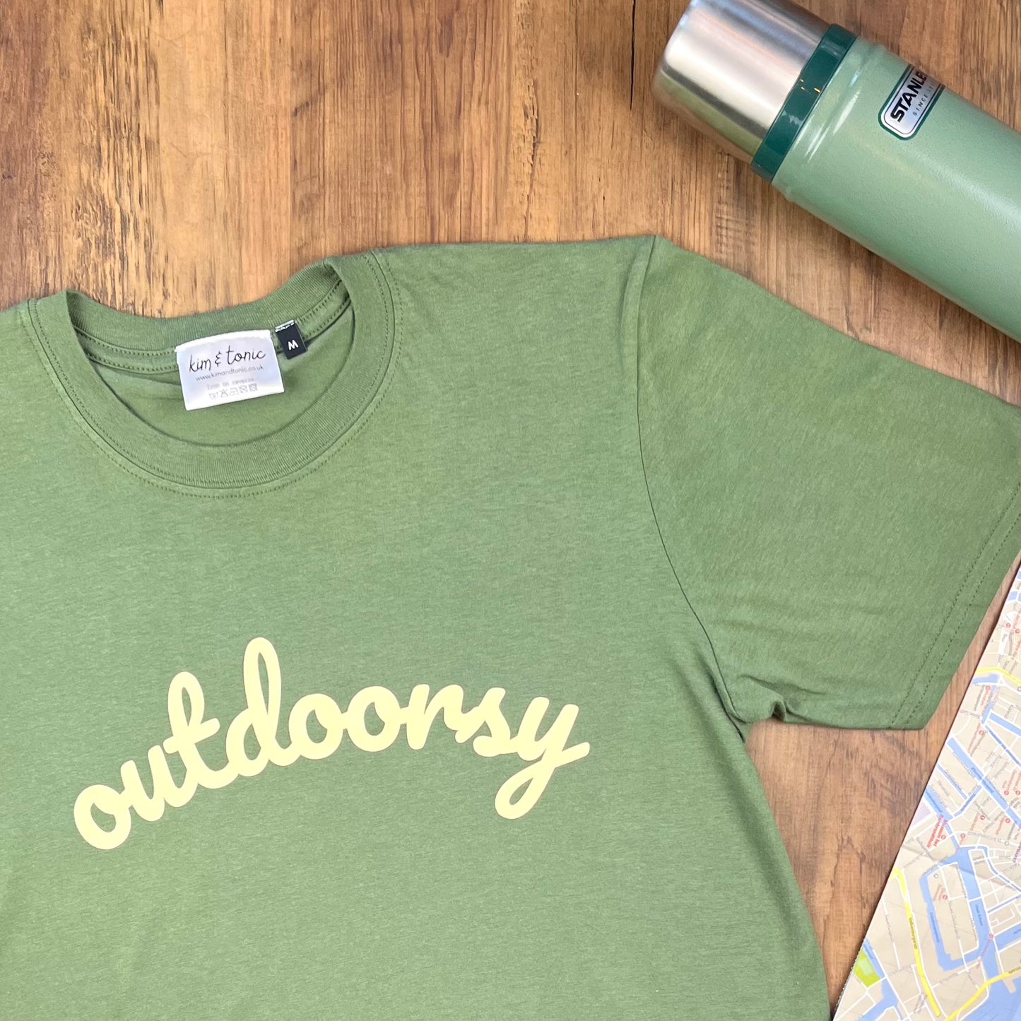 OUTDOORSY T-SHIRT. Khaki with cream print.