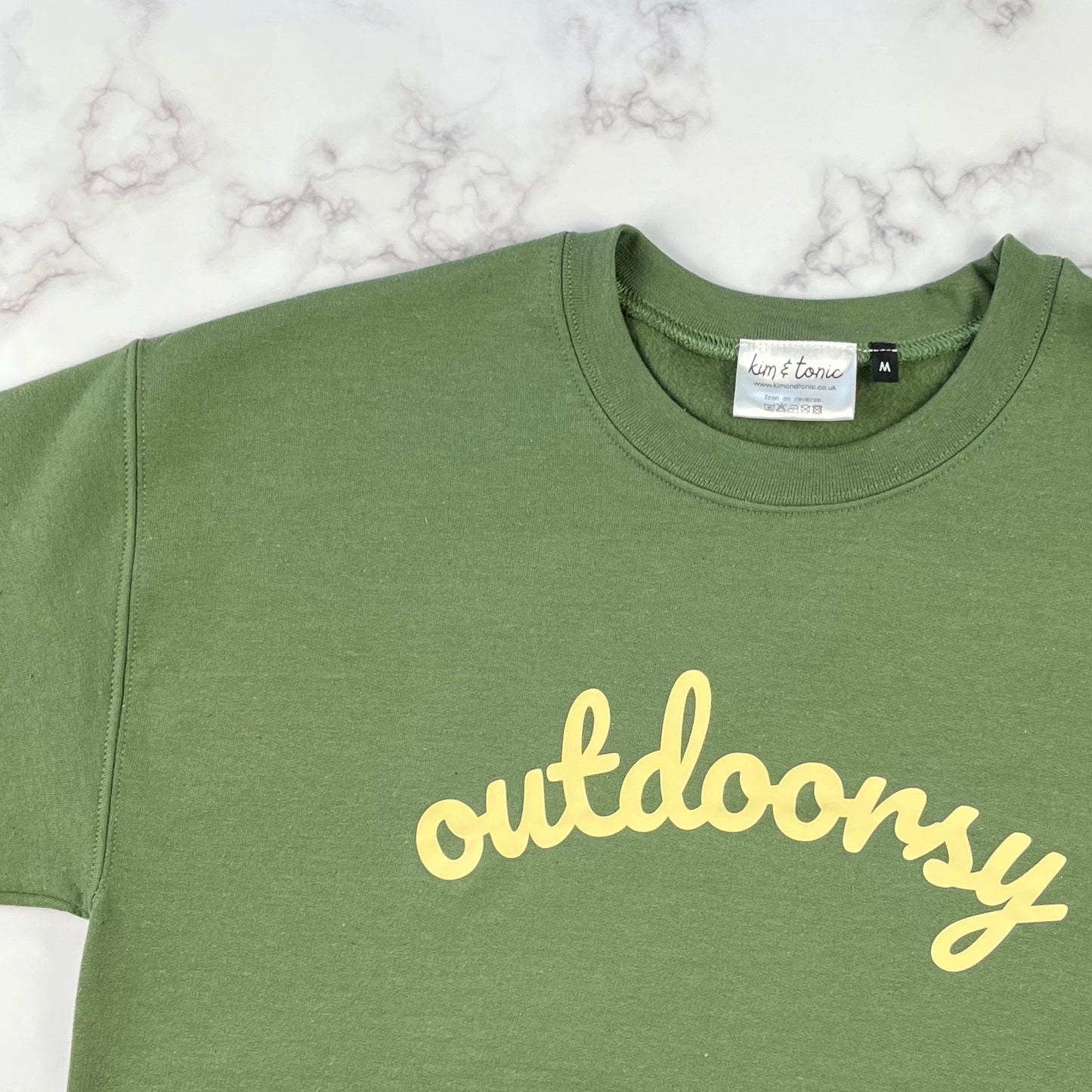 OUTDOORSY SWEATSHIRT. Khaki with cream print.